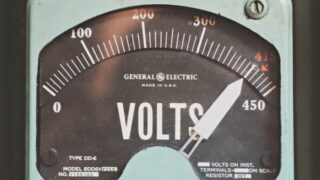 【電気の基礎知識】電流と電圧とは？意味や違いについて分かりやすく解説