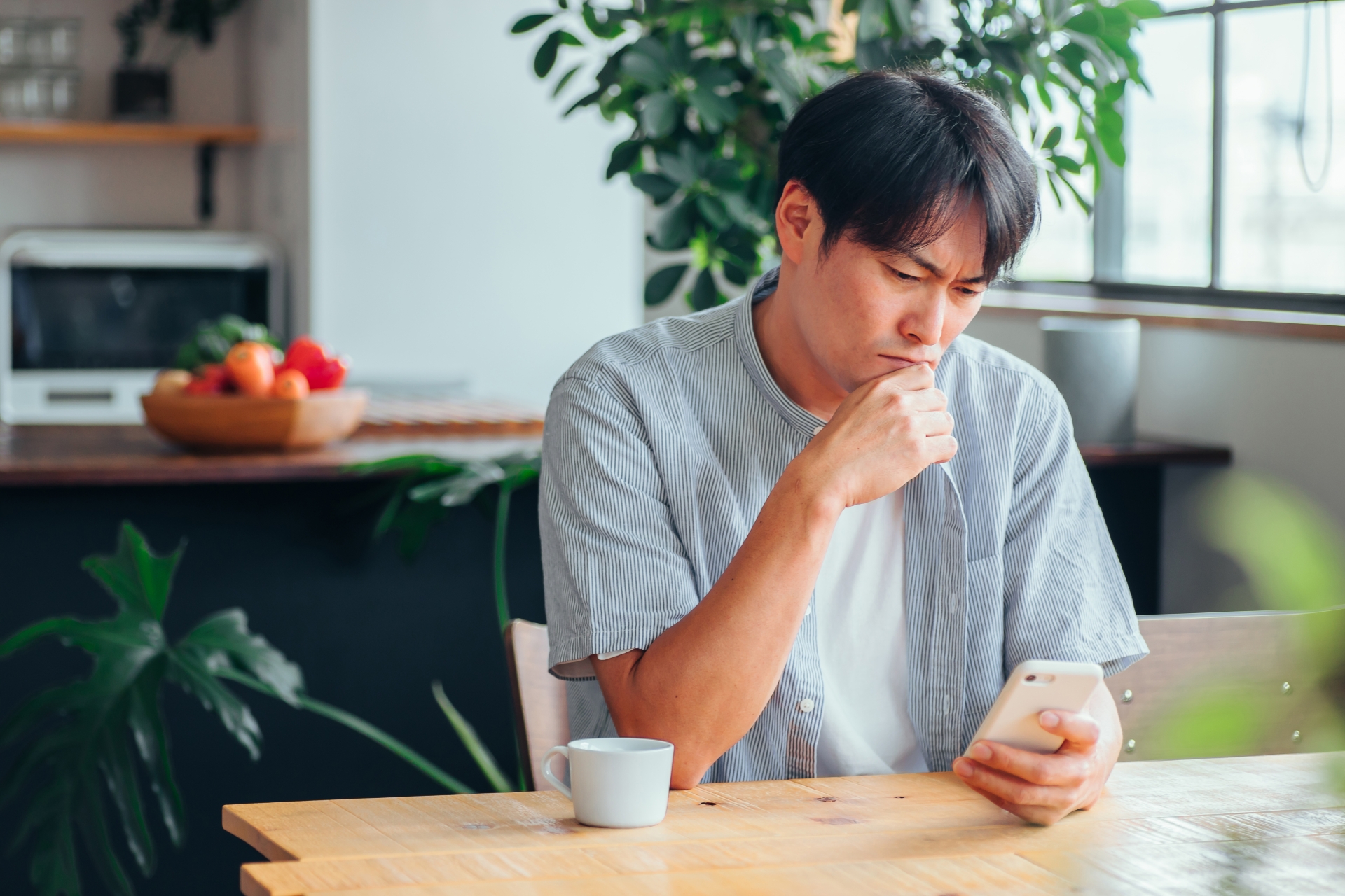 【つながらない権利】休日の業務連絡から自分を守るための対策や考え方について